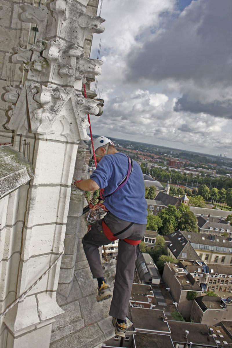 Alpinisten ontwarren de laatste versierselen op de 500-jarige Toren.